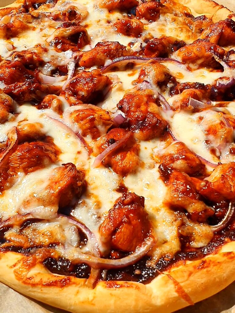 Pizza z kurczakiem w sosie w stylu barbeque!